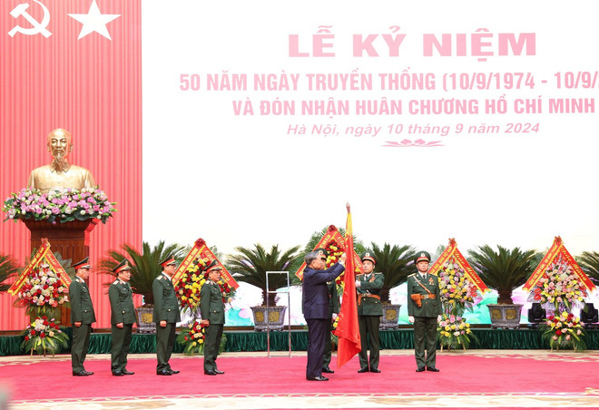 En la ceremonia de entrega de la Orden Ho Chi Minh al Departamento General de Técnica del Ministerio de Defensa de Vietnam (Fuente: VNA) Tổng_Bí_thư,_Chủ_tịch_nước_Tô_Lâm_gắn_Huân_chương_Hồ_Chí_Minh_lên_lá_cờ_truyền_thống_của_Tổng_cục_Kỹ_thuật._Ảnh_Lâm_Khánh_-_TTXVN.jpg
