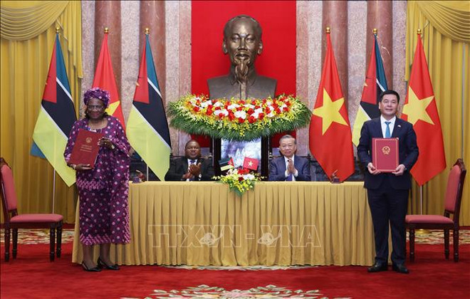 En la firma de los memorandos de entendimiento entre el Ministerio de Industria y Comercio de Vietnam y el de Recursos Minerales y Energía de Mozambique (Fuente: VNA) hình_ảnh (12).jpg