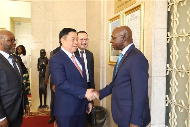 Nguyen Trong Nghia, jefe de la Comisión de Información y Educación del PCV en la sesión de trabajo con el ministro angoleño de Relaciones Exteriores, Tete António (Fuente: VNA) Trưởng_ban_Tuyên_giáo_Trung_ương_Nguyễn_Trọng_Nghĩa_làm_việc_với_Bộ_trưởng_Ngoại_giao_Angola_Tete_António._ẢnhTTXVN.jpg