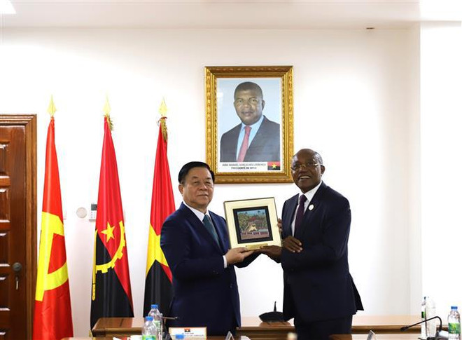 Nguyen Trong Nghia entrega un regalo a Manuel Domigos Augusto, miembro del Buró Político y secretario de Asuntos Exteriores del MPLA (Fuente: VNA) Trưởng_ban_Tuyên_giáo_Trung_ương_Nguyễn_Trọng_Nghĩa_tặng_quà_lưu_niệm_cho_ông_Manuel_Domigos_Augusto,_Ủy_viên_Bộ_Chính_trị,_Bí_thư_phụ_trách_đối_ngoại_của_Đảng_MPLA._Ảnh_TTXVN.jpg