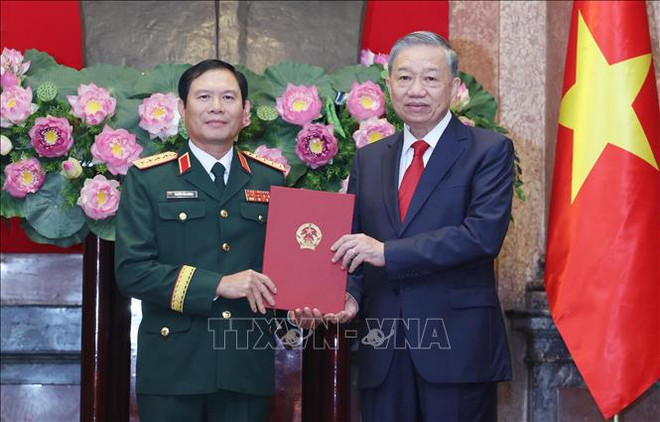 El secretario general del Partido Comunista y presidente de Vietnam, To Lam, entrega la decisión de promoción al rango de general a Nguyen Tan Cuong, jefe del Estado Mayor General del Ejército (Fuente: VNA) hình_ảnh (29).jpg