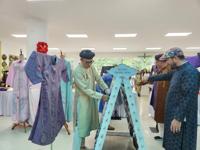 Los turistas visitan un stand de exposición de Ao dai en la Semana Comunitaria de Ao dai Hue 2024 (Fuente: VNA) vna_potal_thua_thien_-_hue_phat_dong_tuan_le_ao_dai_cong_dong_hue_2024_7446702.jpg