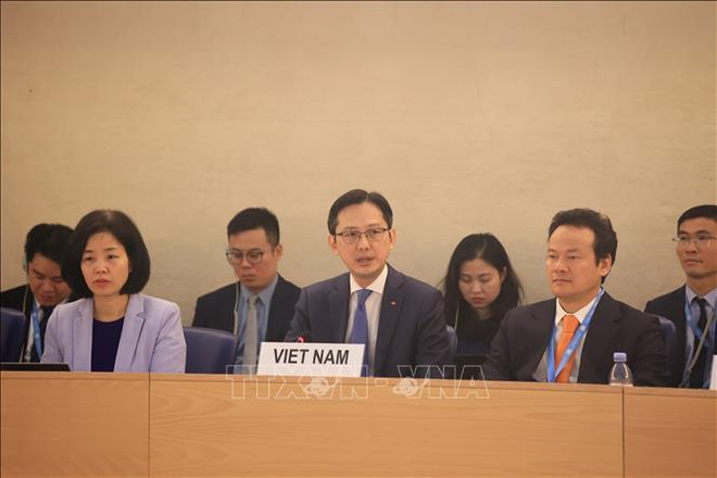 El viceministro de Relaciones Exteriores, Do Hung Viet, y la delegación vietnamita (Fuente: VNA) uuid=7D91AAFF-14B1-4720-8479-7AFEFF39AB80&library=1&type=1&mode=1&loc=true&cap=true.jpg