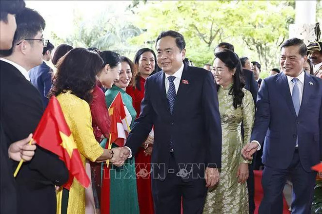 Representantes de la comunidad vietnamita en Singapur dan la bienvenida al presidente de la Asamblea Nacional Tran Thanh Man (Fuente: VNA) uuid=EFDC8240-2970-44D3-BC99-002446CD0D72&code=001&library=1&type=1&mode=1&loc=true&cap=true.webp