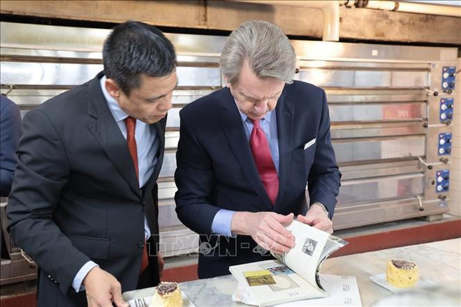 El embajador Dang Hoang Giang y el director general del hotel Omni Parker House, John Murtha, intercambian sobre los contenidos relacionados con el Presidente Ho Chi Minh en el libro sobre la historia del hotel (Fuente: VNA) uuid=747432C2-FC0E-4235-9CD8-EEB1455571F3&library=1&type=1&mode=1&loc=true&cap=true.jpg