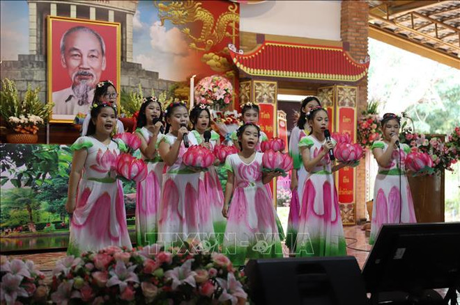 El espectáculo sobre el Presidente Ho Chi Minh realizado por las niñas vietnamitas residentes en Tailandia (Fuente: VNA) uuid=D7F11F44-CD07-4261-ADF3-DD6983909814&library=1&type=1&mode=1&loc=true&cap=true.jpg