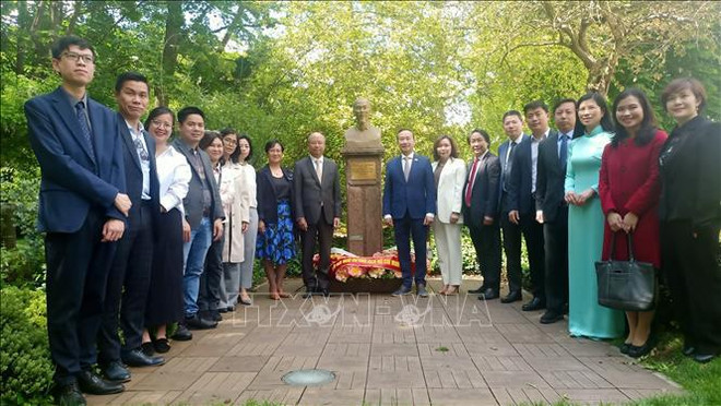 El embajador de Vietnam en Francia, Dinh Toan Thang, y el embajador vietnamita en Bélgica, Nguyen Van Thao y los participantes del evento en el monumento dedicado al Presidente Ho Chi Minh en el parque de Montreau (Fuente: VNA) uuid=A888513E-A3A3-4CC5-AE3F-DA76B0176A98&library=1&type=1&mode=1&loc=true&cap=true.jpg