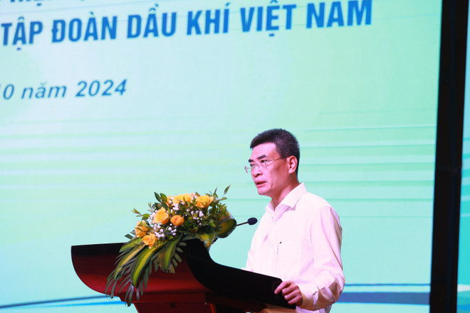 Duong Manh Son, director general adjunto de Petrovietnam, habla en la conferencia (Fuente: VNA) 420241018125019.jpg