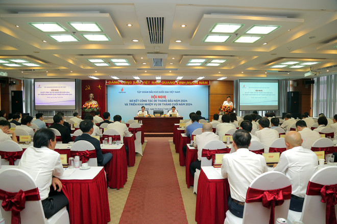 En la reunión (Fuente: VNA) petrovietnam-hoan-thanh-vuot-muc-ke-hoach-sxkd-6-thang-dau-nam-20240714185227.jpg