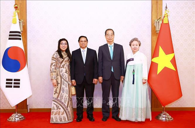 El premier vietnamita Pham Minh Chinh, su homólgo surcoreano Han Duck Soo y las esposas (Fuente: VNA) pmcc.jpg
