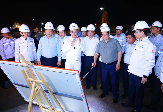 El primer ministro Pham Minh Chinh visita el Centro de Energía Industrial y Logística Técnica PTSC (Fuente: VNA) vna_potal_thu_tuong_pham_minh_chinh_du_chuoi_su_kien_dau_khi_va_dien_gio_ngoai_khoi__7733527.webp