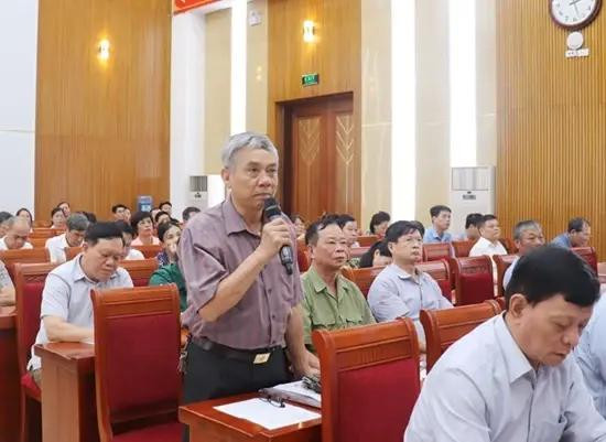 Un votante del distrito de Hoang Mai, Hanoi expresa su opinión (Fuente: VNA) cu_tri.webp