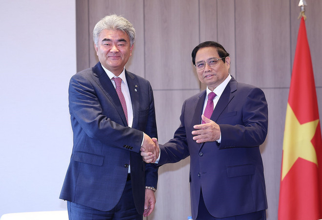 El primer ministro Pham Minh Chinh y Jung Won-ju, presidente del grupo Daewoo E&C. (Fuente: VNA) vna_potal_thu_tuong_tiep_lanh_dao_mot_so_tap_doan_han_quoc_dang_dau_tu_tai_viet_nam_7462280.jpg