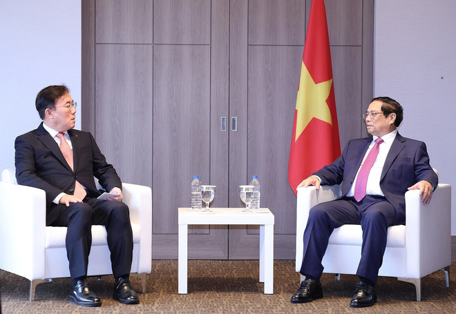 El primer ministro de Vietnam, Pham Minh Chinh y el director ejecutivo de LG Display, Jeong Cheol Dong (Fuente: VNA) vna_potal_thu_tuong_tiep_lanh_dao_mot_so_tap_doan_han_quoc_dang_dau_tu_tai_viet_nam_7462225.jpg