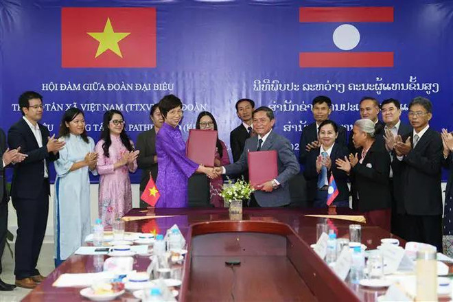 En la firma del Acuerdo de Cooperación entre la VNA y la KPL (Fuente: VNA) vna_potal_lao_danh_gia_cao_hop_tac_giua_hai_hang_thong_tan_quoc_gia_viet_nam-lao_7713805.webp