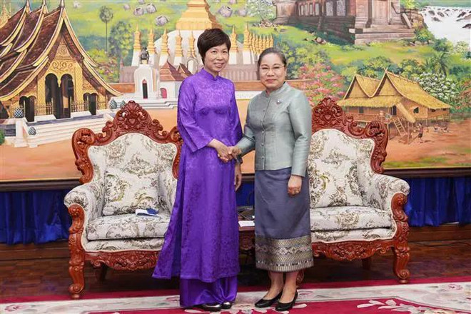 La directora general de la VNA, Vu Viet Trang y la ministra de Información, Cultura y Turismo de Laos, Suonsavan Viyaketh (Fuente: VNA) vna_potal_lao_danh_gia_cao_hop_tac_giua_hai_hang_thong_tan_quoc_gia_viet_nam-lao_7713837.webp