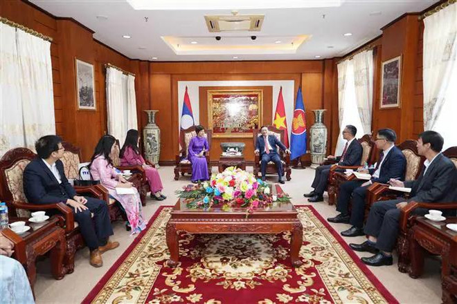 En el encuentro entre la directora general de la VNA, Vu Viet Trang y el embajador de Vietnam en Laos, Nguyen Minh Tam (Fuente: VNA) vna_potal_tong_giam_doc_ttxvn_vu_viet_trang_chao_xa_giao_dai_su_viet_nam_tai_lao__7712919.webp