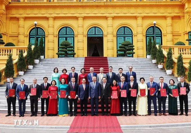 El secretario general y presidente To Lam, los delegados y 15 embajadores recién designados (Fuente: VNA) bo-nhiem-dai-su-1-2721.webp