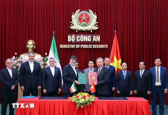 En la firma del memorando de entendimiento sobre la cooperación entre los dos ministerios (Fuente: VNA) 15.webp