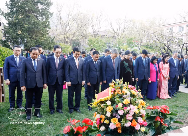 vnanet-tong-bi-thu-chu-tich-nuoc-to-lam-va-phu-nhan-gap-go-can-bo-nhan-vien-dai-su-quan-va-dai-dien-cong-dong-nguoi-viet-nam-tai-trung-quoc-8701028.jpg