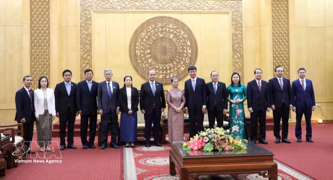 vnanet-potal-doan-dai-bieu-cap-cao-hoi-dong-quoc-gia-mat-tran-doan-ket-phat-trien-to-quoc-campuchia-lam-viec-tai-tinh-ninh-binh-8656084.jpg