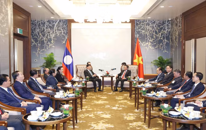 vna-potal-thuong-truc-ban-bi-thu-tien-tong-bi-thu-chu-tich-nuoc-lao-va-phu-nhan-8554466.jpg