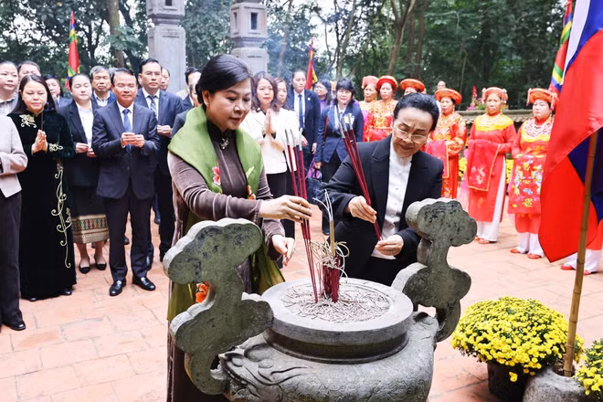 vna-potal-phu-nhan-tong-bi-thu-to-lam-va-phu-nhan-tong-bi-thu-chu-tich-nuoc-lao-tham-tinh-ninh-binh-8554719.jpg