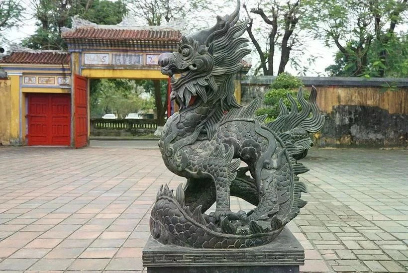 Estatua de dragón del período del emperador Thieu Tri (1841-1847) situada frente al teatro Duyet Thi Duong, en la ciudad imperial de Hue. (Foto: Ministerio de Cultura, Deportes y Turismo)