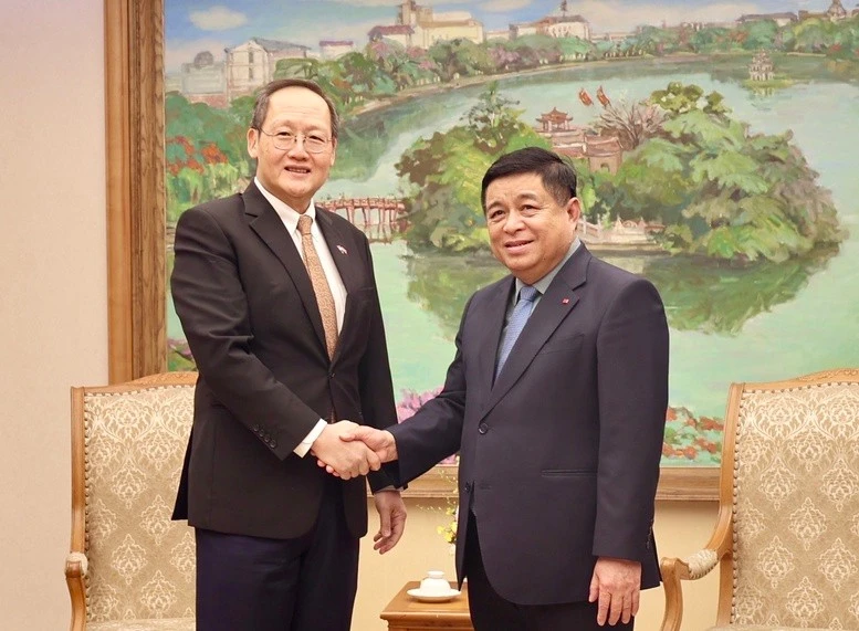 El viceprimer ministro de Vietnam Nguyen Chi Dung recibe al segundo ministro del Comercio e Industria de Singapur, Tan See Leng. (Fuente: VGP)