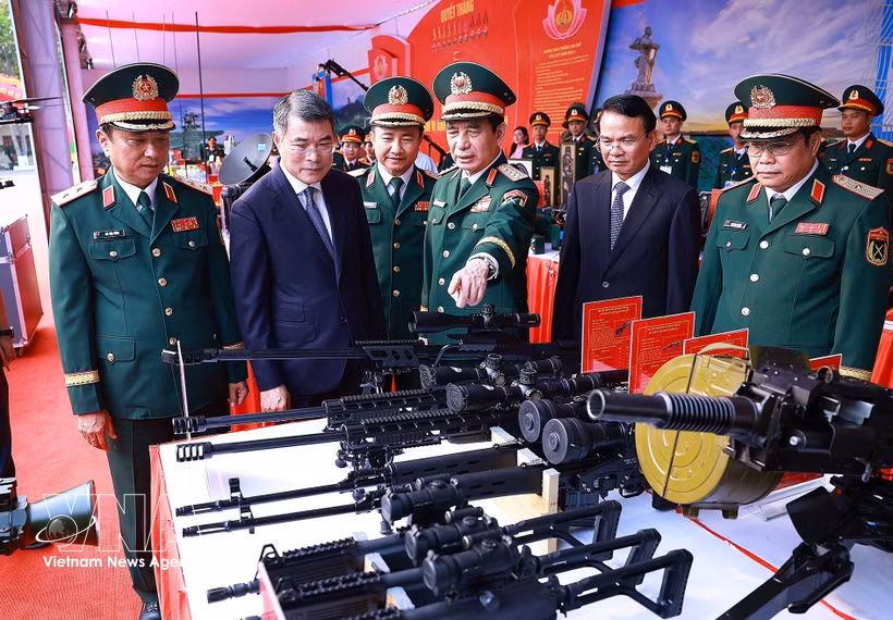 El primer ministro Le Minh Hung visita una exposición de iniciativas de innovación tecnológica de la Región Militar 4. Foto: VNA