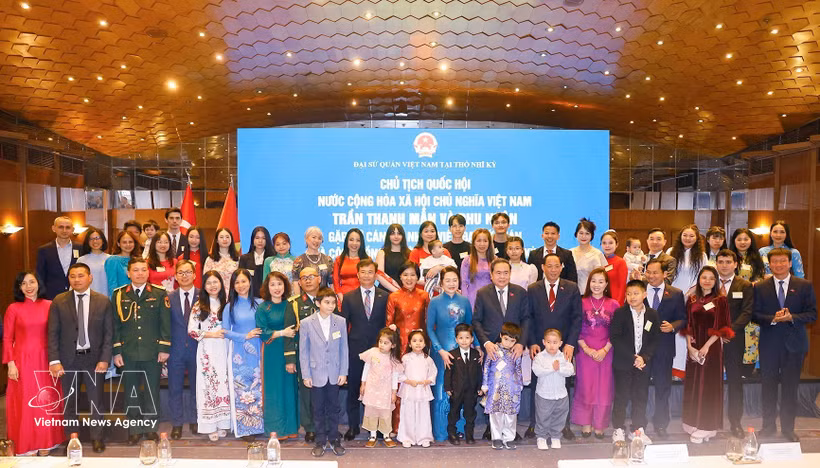 El presidente de la Asamblea Nacional, Tran Thanh Man, junto con su esposa y representantes de la comunidad vietnamita en Turquía. (Foto: VNA)
