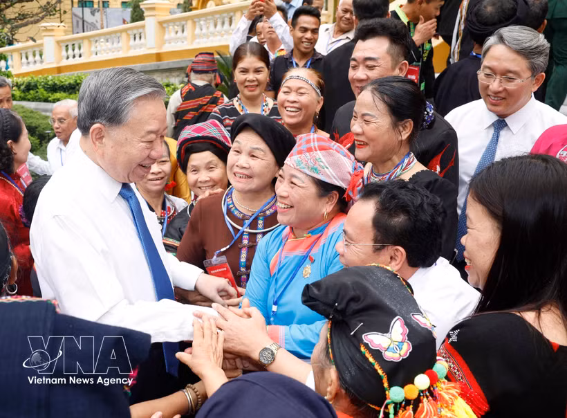 El secretario general del Partido Comunista de Vietnam y presidente de la República, To Lam, y representantes destacados de las minorías étnicas de todo el país. (Foto: VNA)