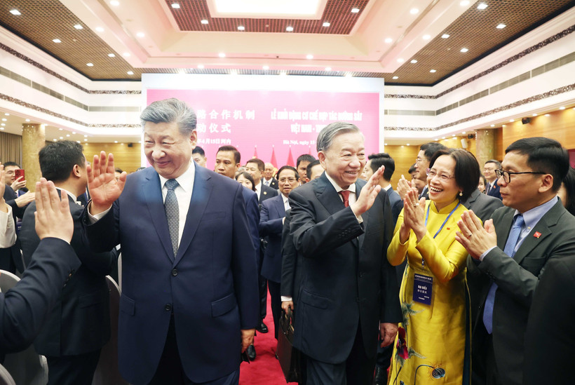 El secretario general del Partido Comunista de Vietnam, To Lam, y el secretario general del Partido Comunista y presidente de China, Xi Jinping, y otros dirigentes asisten al programa de intercambio popular Vietnam - China. (Fuente: VNA)