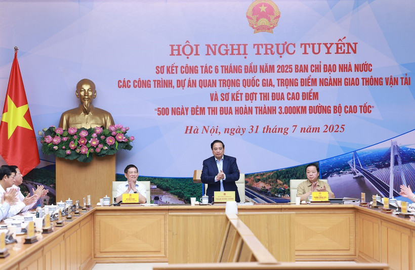 El primer ministro de Vietnam, Pham Minh Chinh, preside la reunión. (Fuente: VNA)