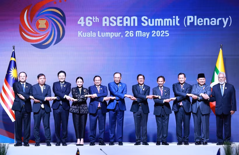 El primer ministro Pham Minh Chinh y líderes de los países de la ASEAN y Timor Leste participan en la sesión plenaria de la 46 Cumbre de la ASEAN. (Fuente: VNA)