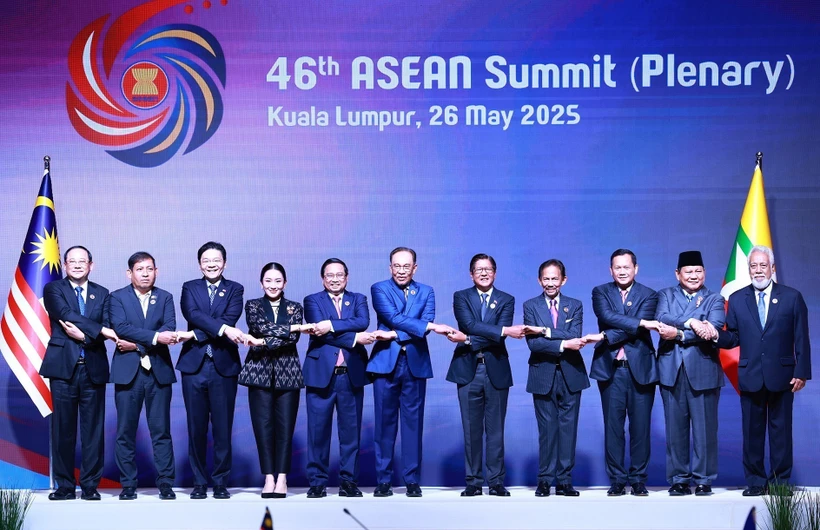 El primer ministro Pham Minh Chinh y líderes de los países de la ASEAN y Timor Leste participan en la sesión plenaria de la 46 Cumbre de la ASEAN. (Fuente: VNA)