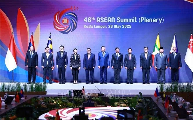 El primer ministro de Vietnam, Pham Minh Chinh, y líderes de los países de la ASEAN y Timor Leste participan en la sesión plenaria de la 46 Cumbre de la ASEAN. (Fuente: VNA)