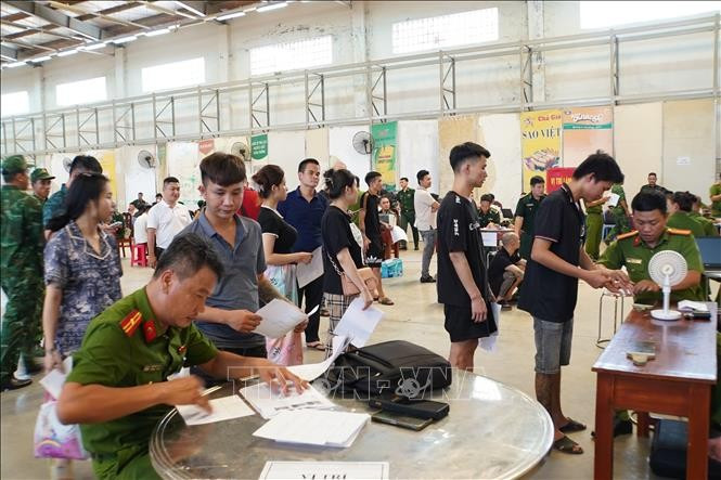 Las autoridades trabajan con los ciudadanos que regresan. (Foto: VNA)