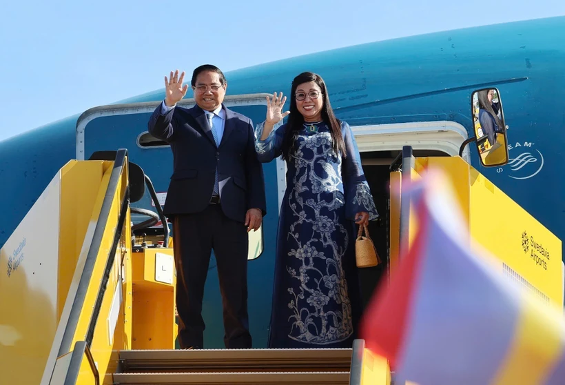 El primer ministro de Vietnam, Pham Minh Chinh, y su esposa parten de Estocolmo hacia Hanoi, terminando su visita oficial a Suecia. (Fuente: VNA)