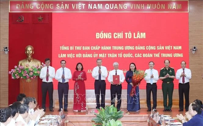 El secretario general del Partido Comunista de Vietnam, To Lam, entrega la decisión sobre la función, tareas y estructura del Frente de la Patria de Vietnam. (Fuente: VNA)