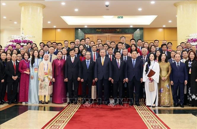 El secretario general del Partido Comunista de Vietnam, To Lam, se reúne con una delegación de vietnamitas en el extranjero que participan en el Programa Primavera de la Patria 2026. (Foto: VNA)