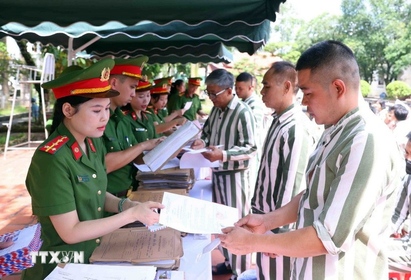 Funcionarios de la prisión Phu Son 4 (Ministerio de Seguridad Pública) entregan certificados de amnistía a las personas amnistiadas en 2025. (Foto: VNA)