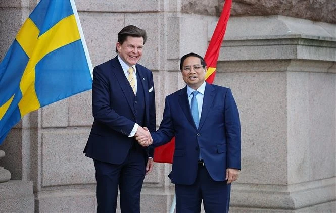 El primer ministro de Vietnam, Pham Minh Chinh, y el presidente del Riksdag (Parlamento), Andreas Norlén. (Fuente: VNA)
