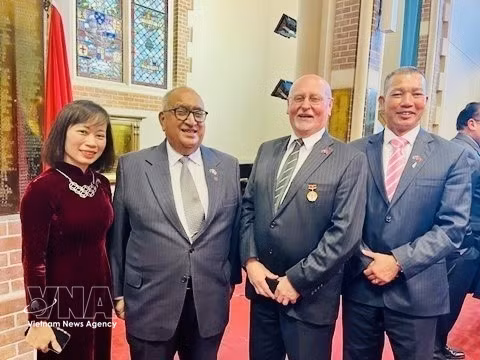 El presidente interino de la Asociación de Amistad Nueva Zelanda-Vietnam, Anand Satyanand (segundo desde la izquierda), con miembros de la asociación. Foto: VNA