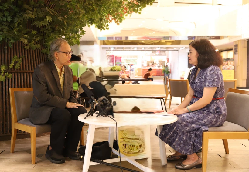 El académico tailandés Kavi Chongkittavorn en una entrevista con la Agencia Vietnamita de Noticias. (Fuente: VNA)