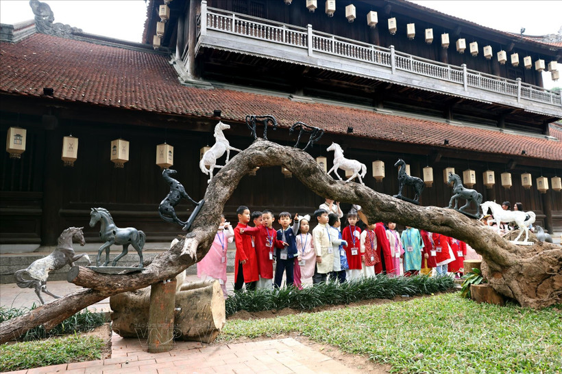Niños visitan una exposición de esculturas en el Templo de la Literatura. (Foto: Baoanhvietnam)