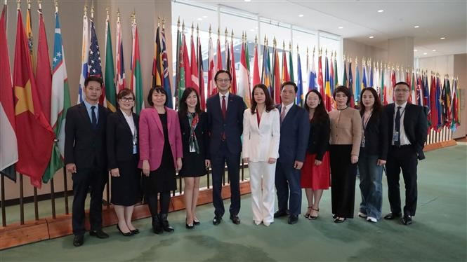 La delegación vietnamita asiste a la votación. Foto: VNA