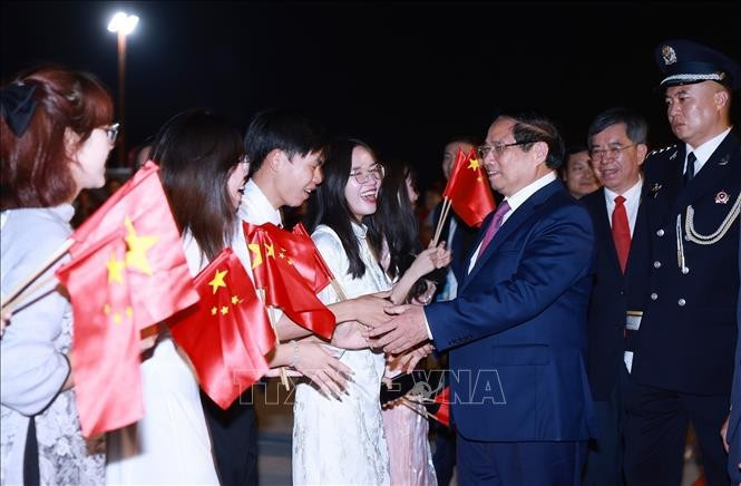 Ceremonia de bienvenida al primer ministro Pham Minh Chinh en aeropuerto. (Fuente: VNA)
