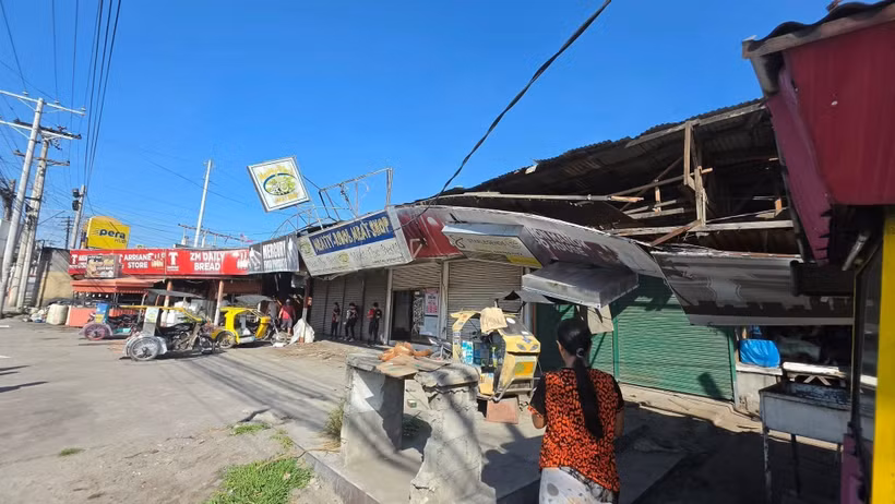 Numerosos comercios resultaron dañados tras el terremoto que azotó la ciudad de General Santos, Filipinas, el 8 de junio de 2026. Foto: Xinhua/VNA