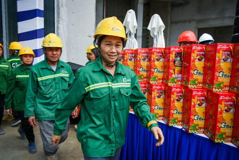 Trabajadores reciben regalos del Tet (Fuente: VNA)